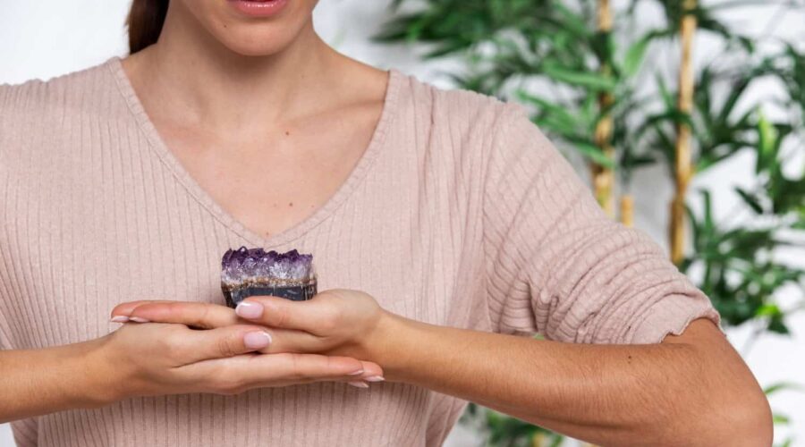 How to Cleanse and Charge Crystals with Reiki